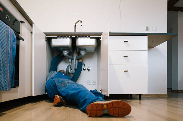 Professional Plumbing technician working in Thompsons, TX